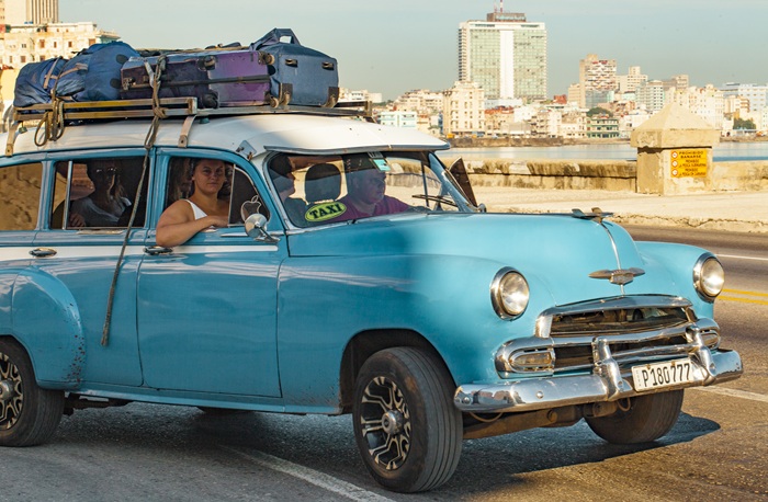 Du khách trải nghiệm xe taxi thông thường ở Cuba - Ảnh: Conociendo Cuba