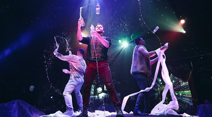 Absinthe là show diễn rất ấn tượng nằm trong tour du lịch Mỹ - Ảnh: Tripadvisor