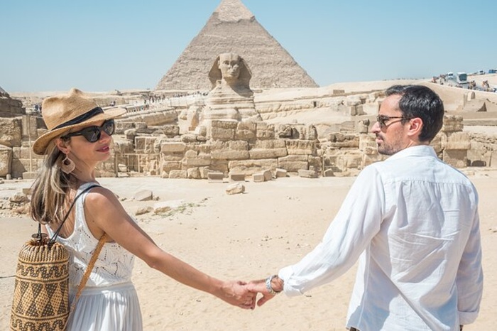 Chiêm ngưỡng công trinh Kim tự tháp Giza - Ảnh: Viator