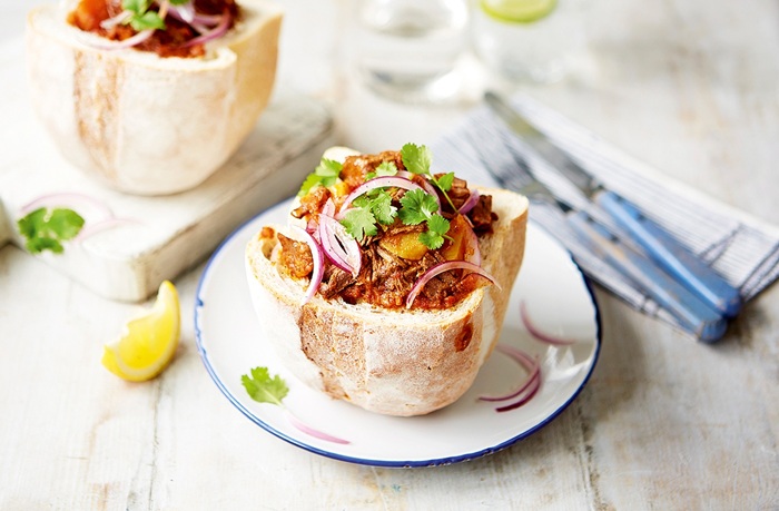 Thưởng thức hương vị đậm đà của Bunny chow - Ảnh: Tesco recipes 